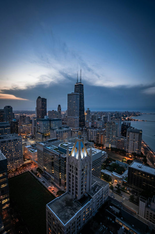 Chicago skyline at sunset – Discover the best spots for stylish gentlemen in Chicago, from upscale lounges to high-end shopping destinations, curated by Kaelyss.