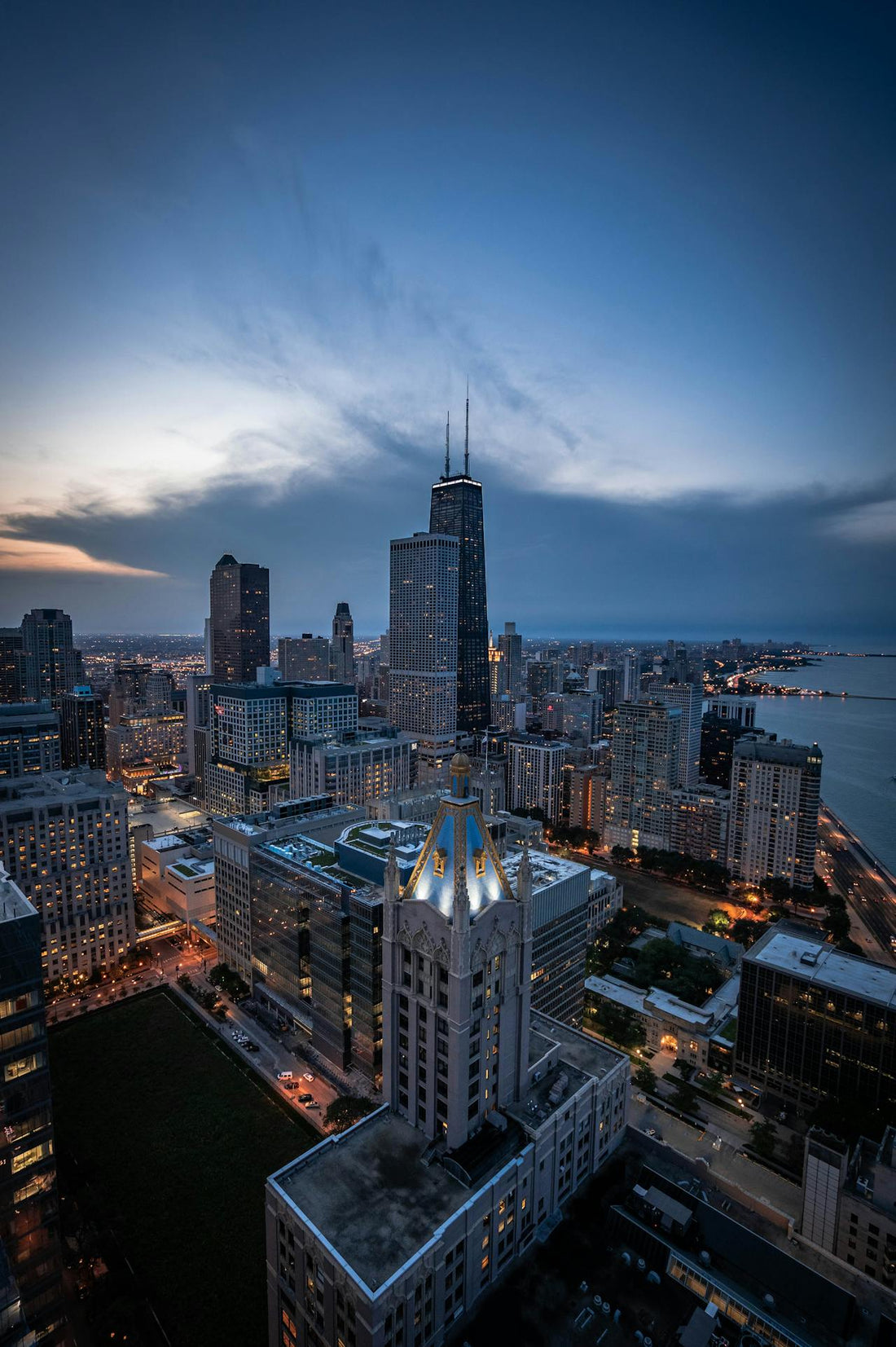 Chicago skyline at sunset – Discover the best spots for stylish gentlemen in Chicago, from upscale lounges to high-end shopping destinations, curated by Kaelyss.